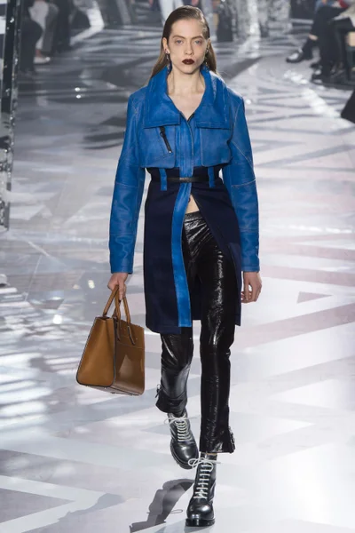 Look 11